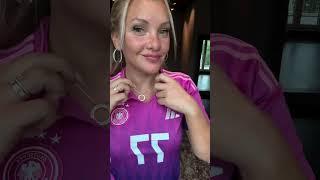 Evelyn Burdecki zerschneidet DFB-Trikot - HD - 14. Juni 2024