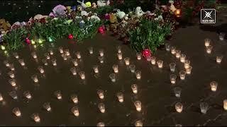 Воскресенцы зажгли свечи у стихийного мемориала в память о погибших в теракте в «Крокус Сити Холле»