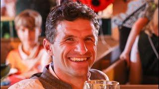 Thomas Müller Auf der Wiesn ist er von Damen umgeben – Ehefrau Lisa ist nicht darunter