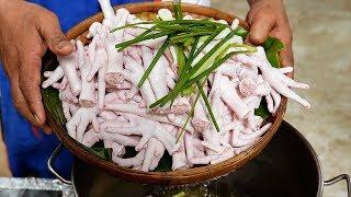 Тайская еда - хрустящие жареные куриные ножки Бангкок Таиланд