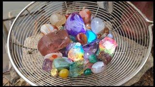 Colorful tourmalines and crystals. I dug out agate and crystal in the pond。gems