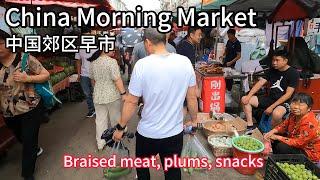 A local town market in southwest China, full of street food, crafts and fruits.