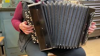 Demo of vintage Tula bayan.  Ukrainian folk song "Chom ty ne prishov"