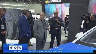 Auto show gears up for return, Detroit mayor gets first look