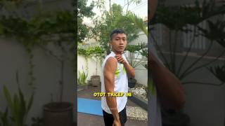 Melatih otot tricep menggunakan dumbbell