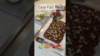 Chocolate Caramel Apple BarkEasy Fall dessert#falltreats #fallfood #caramelapple #chocolatebark