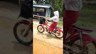 Anak SD sekolah baw motor malah jatuh bikin ngakakk