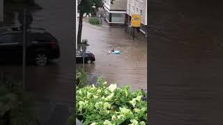 Man im Schwimmreifen im Hochwasser #hochwasser #rlp #tiefbernd