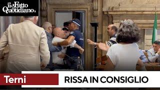 Rissa in consiglio comuna a Terni, il video ripreso in aula: il sindaco portato fuori di peso