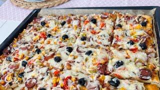 Pizza de casă cu de toate - la tavă intr-un blat extra pufos | Pasiune & Savoare