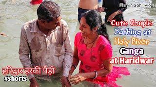 Cute Couple Bathing in Holy River Ganga at Haridwar , Haridwar Harki Pauri #haridwar #shorts