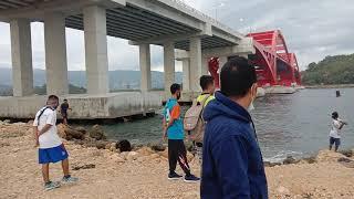 Mancing di bawah jembatan merah jayapura