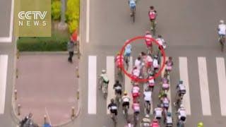 Jaywalker causes bicycle pileup chaos at Qinghai race