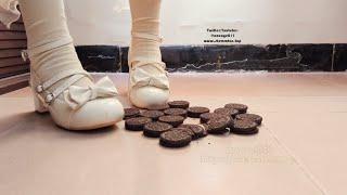 Lolita shoes crush Oreo Cookies Lo鞋踩餅乾