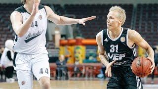 Janis Berzins (VEF Riga) dunks against Fesenko and Avtodor