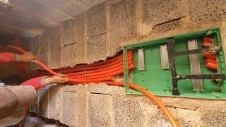 Installation des Stromverteilerkastens und Installation der elektrischen Leitungen darin