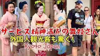 Maiko with a great sense of service, even foreign tourists are amazed! Gion, Kyoto, Japan.