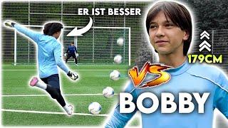 BOBBY ist größer, älter & BESSER | Fußball Challenge