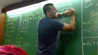 Professor dando aula com Funk (Aula de Química - Rap da Pilha)