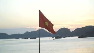 Vietnamese Flag Flying at Sunset　大澤誉之