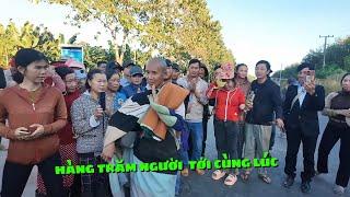 Hundreds of Workers Gather When Monk Minh Tue Walks Past HAGL Company in Laos