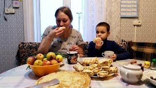 В русской деревне, когда масленица была. Блины с начинкой. Деревенский быт. Беседы за столом.