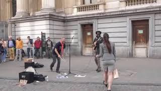 Frau trifft auf Straßenmusiker - damit hätte niemand gerechnet!