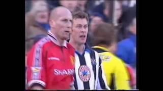 Duncan Ferguson vs Jaap Stam (Newcastle vs Manchester United) 2000