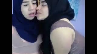 Lesbian Muslim Girls Kissing on Webcam