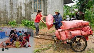 Her son went to kindergarten for the first time. Working to make a living on a rainy day