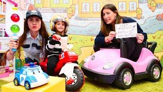 Çocuklar için araba oyunları! Özge ve Atlas çarpışınca Robocar Poli ve Polis Ümit geliyor!