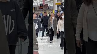 Rose from Blackpink arriving at JFK international airport in New York with lots security 5 mins ago