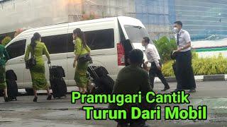 Rombongan Pramugari Citilink Turun Dari Mobil