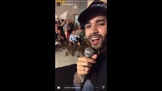 Gusttavo Lima aparece de surpresa em bar e oferece drink a clientes + brincando com Gabriel