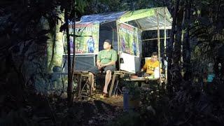 Camping at the end of the fasting month, the pleasure of breaking the fast in a plastic shelter