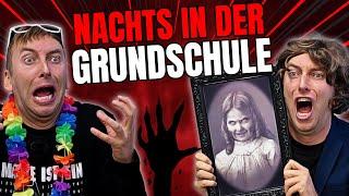 Sandra schleicht sich in der Halloween Nacht in die Grundschule