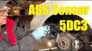 BMW 1er-Reihe: Austausch des hinteren ABS-Sensors E82 DSC ABS-Fehler 5DC3