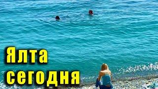 Счастливые отдыхающие уже вовсю загорают и купаются. Крым, Ялта цены, море и пляжи  отель "Таврида"