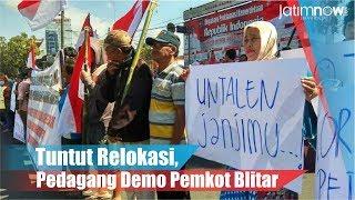 Tuntut Relokasi, Pedagang Demo Pemkot Blitar