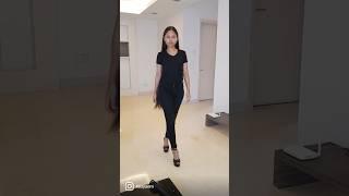 Walk 1: How to simple walk and pose on the runway #modeltips #modeling #models #vogueopencasting