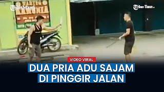 Dua Pria Adu Sajam Di Pinggir Jalan, Warga Histeris Minta Tolong untuk Berhenti