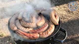 Udenie na malom grile a udiarni v jednom / Smoking sausages in small metal smoker and grill in one