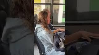 Mikhail Krasnov, y Sara Catalina Pedraza, Gestora Social, sorprendieron al uservicio público