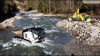 Raupendumper Prinoth beim Steintransport für den Hochwasserschutz 