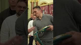 Олександр Усик подарував Президенту пояс WBC