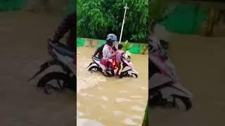 Perjuangan Suami saat Banjir,  Jadikan Istrinya Ratu Di Atas Motor