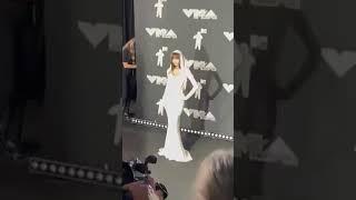 LISA looks lavish on the #VMAs  carpet. #lisa