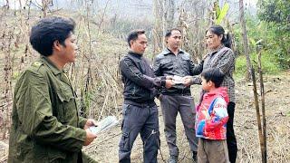 The kind police helped single mother Ly Tieu Dua sign a land purchase contract.