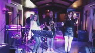 Nathalie Holscher bersama band nya