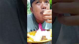 cari makan di kebun tetangga